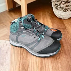 NEW Keen Hiking Boots 🤍